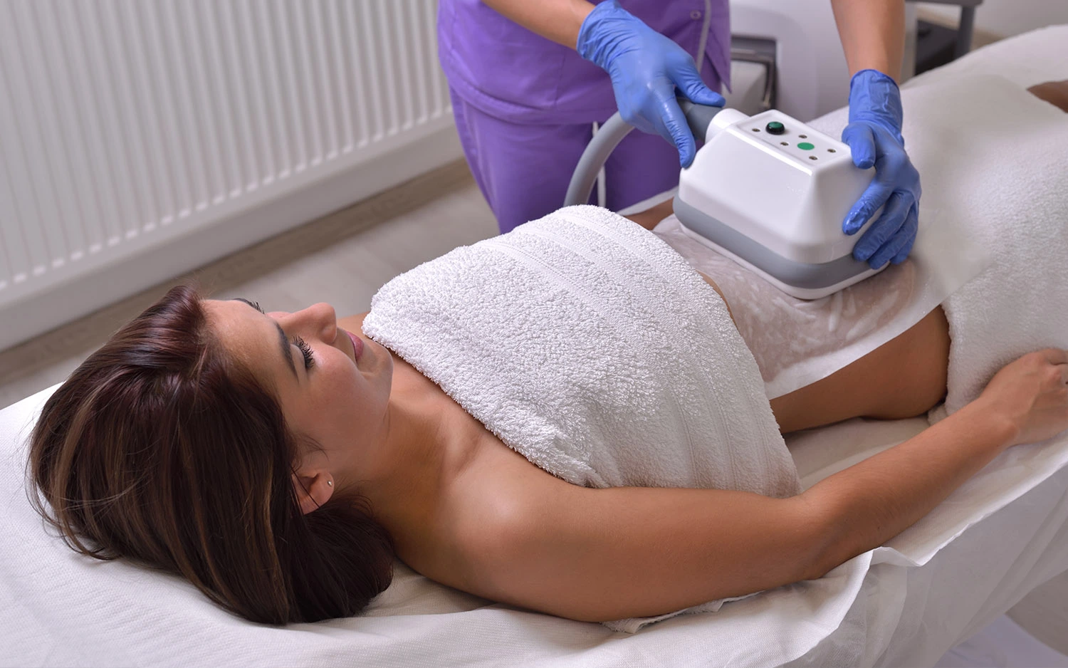 Woman receiving VLCC cryolipolysis fat-freezing treatment